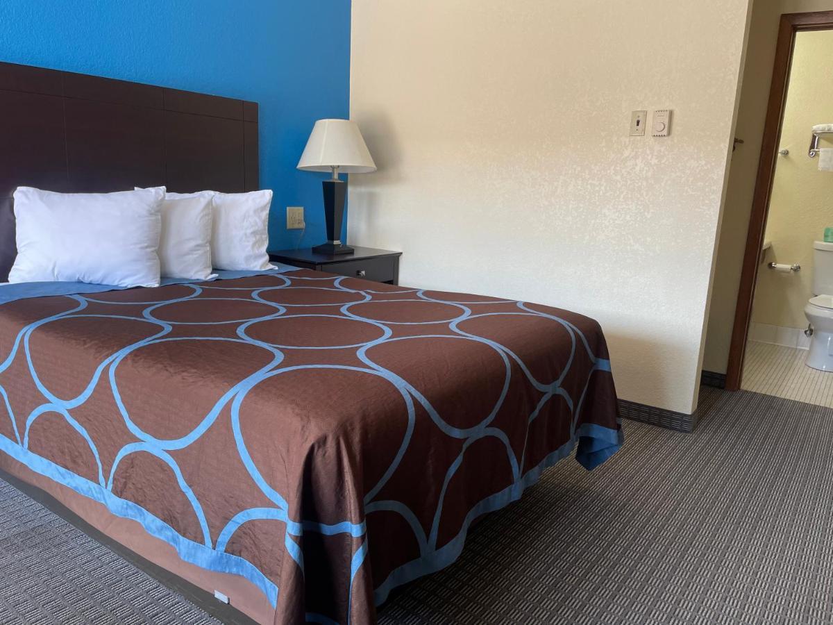 Amerivu Inn & Suites О-Клэр Экстерьер фото
